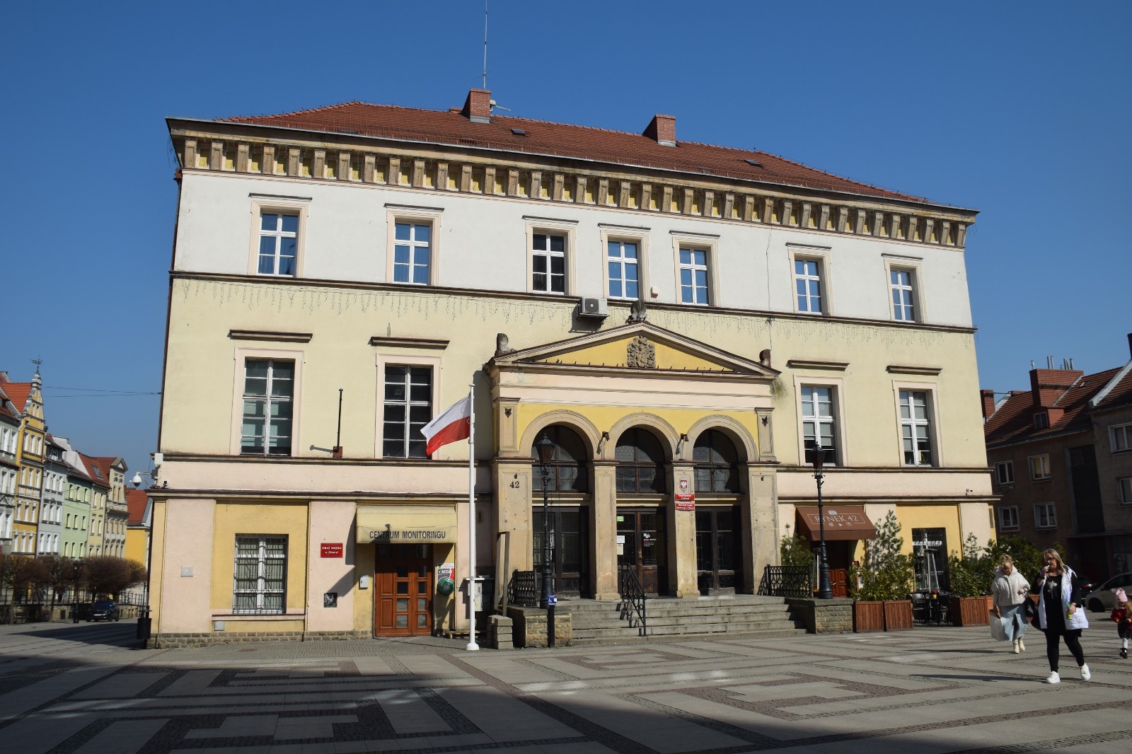 Złotoryja - fontanna delfina i rynek